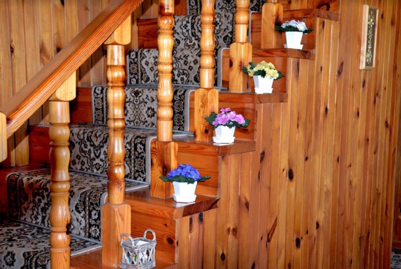 Vrbov - interiér vily Bretz drevené schodisko